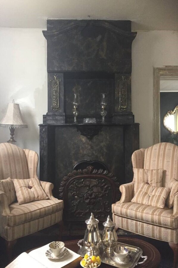 Interior - Walk to Everything -Campaign Room  (Niagara Falls)