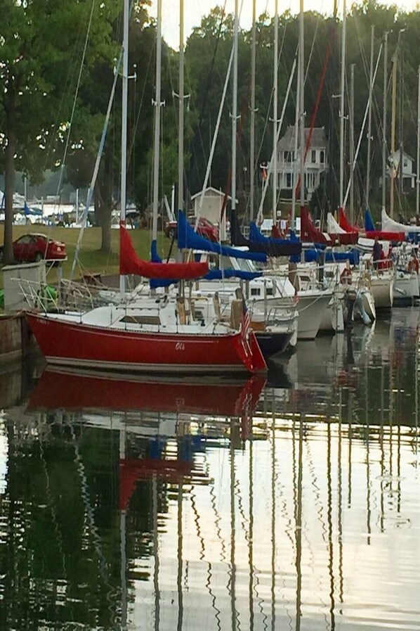 Marina - Walk to Everything -Campaign Room  (Niagara Falls)