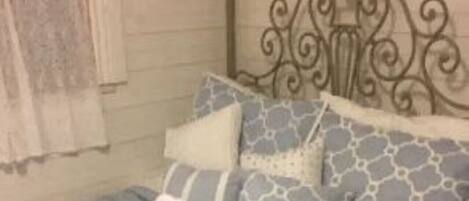 1 habitación, tabla de planchar con plancha, wifi gratis y ropa de cama