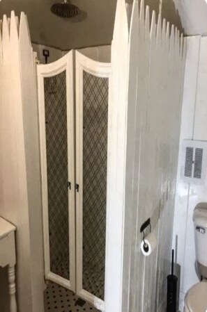 Douche, sèche-cheveux, serviettes fournies, savon