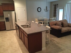 独立别墅 (Windsor at Westside IHR 3097) | 私人厨房 | 冰箱、微波炉、洗碗机、厨具/餐具