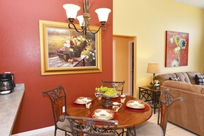 Hus (Emerald Island Resort IHR 3022) | Eget kjøkken | Kjøleskap, mikrobølgeovn, oppvaskmaskin og kjøkkenutstyr