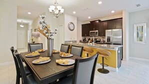 House (Storey Lake IHR 2024) | Private kitchen | Fridge, microwave, cookware/dishes/utensils - Storey Lake IHR 2024 (Kissimmee)