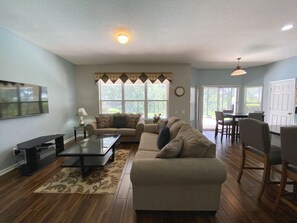 Casa (The Windsor Hills IHR 3073) | Sala de estar | Una televisión de pantalla plana, videojuegos, un reproductor de DVD