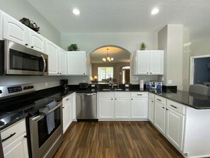 Rumah (The Windsor Hills IHR 3073) | Dapur pribadi | Lemari es, microwave, dan mesin pencuci piring