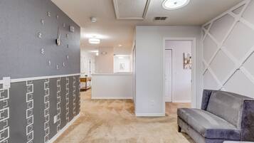 Villa (Beautiful - 6 bed 5 bath House w Pool) | Exterior