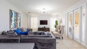 Villa (Beautiful - 6 bed 5 bath House w Pool) | Exterior