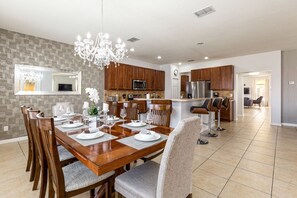 Villa (Beautiful - 6 bed 5 bath House w Pool) | Extérieur