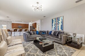 Villa (Beautiful - 6 bed 5 bath House w Pool) | Extérieur