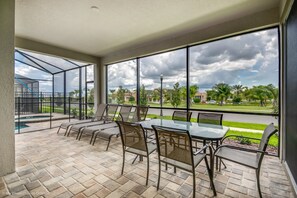 Villa | Restaurante al aire libre
