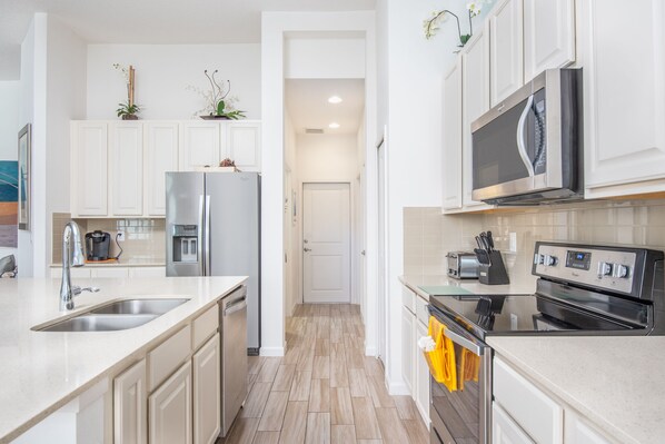 Room | Private kitchen | Fridge, microwave, cookware/dishes/utensils - Sonoma 3891 IHR 1022 (Kissimmee)