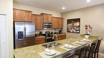 House | Private kitchen | Fridge, microwave, dishwasher, cookware/dishes/utensils