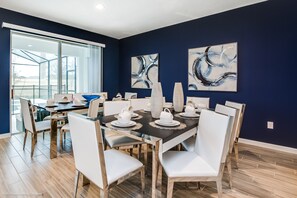Villa (The Ultimate 10 Bedroom 8  Bathroom S) | Cocina privada | Refrigerador, microondas y utensilios de cocina 