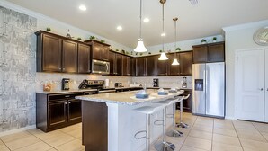 วิลล่า (8817MD  Lake Front 9 Bedroom 6 Bathro) | ครัวส่วนตัว | ตู้เย็น, ไมโครเวฟ, เก้าอี้กินข้าวสำหรับเด็ก, เครื่องครัว/จาน/ช้อนส้อม