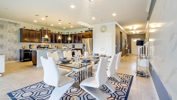 วิลล่า (8817MD  Lake Front 9 Bedroom 6 Bathro) | ครัวส่วนตัว | ตู้เย็น, ไมโครเวฟ, เก้าอี้กินข้าวสำหรับเด็ก, เครื่องครัว/จาน/ช้อนส้อม