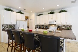 Jääkaappi, mikroaaltouuni, astianpesukone