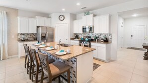 บ้านพัก (Fantastic - Brand New 7Bed 5Bath w Po) | ครัวส่วนตัว | ตู้เย็น, ไมโครเวฟ, เตาอบ, เครื่องครัว/จาน/ช้อนส้อม