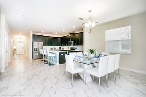 Villa (1581FD Champions Gate Resort Home ) | Cocina privada | Refrigerador, microondas, utensilios de cocina y comedor 