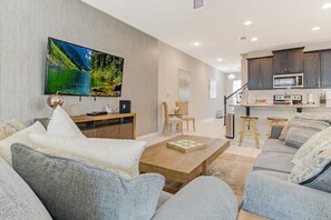House (Incredible 5 bed 4 Bath with Private ) | Living room