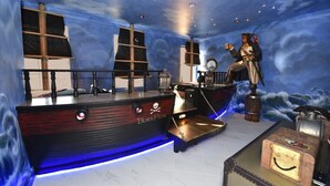 A room with a nautical theme, including a ship-shaped bar and a statue of a pirate. - Festival Resort IHR 3023 (Davenport)