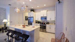 House | Private kitchen | Fridge, dishwasher, high chair, cookware/dishes/utensils - Festival Resort IHR 3023 (Davenport)