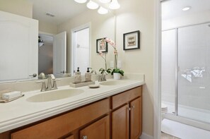 Villa | Bathroom - Providence IHR 3031 (Davenport)