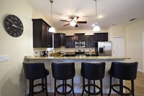 Casa (Champions Gate-9117EECLGIL) | Cocina privada | Refrigerador, microondas y utensilios de cocina 