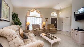 別墅 (4 Bedroom 3 Bathroom Pool Villa) | 客廳 | 電視