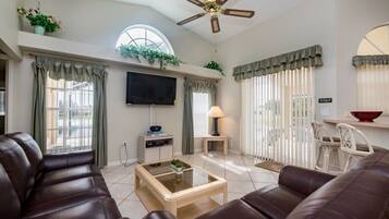 別墅 (4 Bedroom 3 Bathroom Pool Villa) | 客廳 | 電視