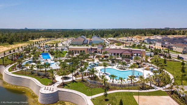 Un complexe hôtelier doté de plusieurs piscines, d’une grande piscine centrale et d’un parc aquatique.