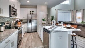Hus (Luxury 5 bedroom home with private po) | Privat køkken