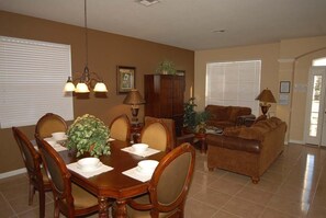 Huis (The Windsor Hills IHR 3077) | Woonkamer | Een flatscreentelevisie, videogames en een dvd-speler