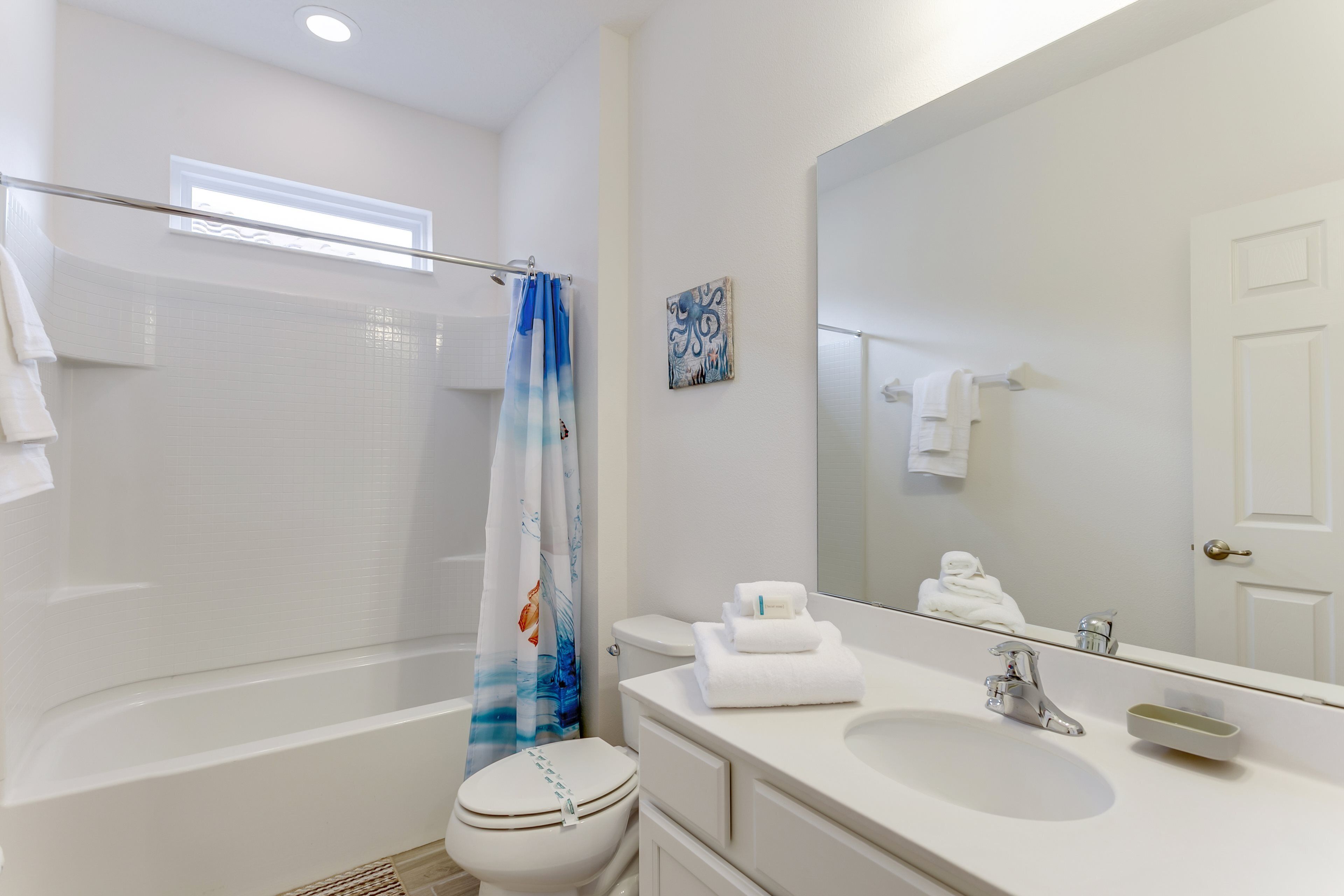 Ein modernes Badezimmer mit Badewanne, Toilette und Waschbecken.
