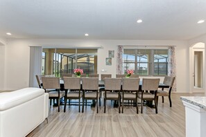 Casa (6028BOD 14 Bedroom 11 Bathrrom) | Cocina privada | Frigorífico, microondas, utensilios de cocina y mesa de comedor