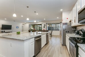 House (6028BOD 14 Bedroom 11 Bathrrom) | Private kitchen