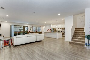 House (6028BOD 14 Bedroom 11 Bathrrom) | Living room