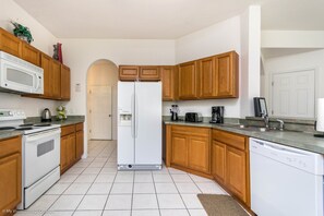 Villa | Cocina privada | Refrigerador, microondas y utensilios de cocina 