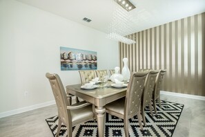 Villa (8903SD  Champions Gate 6  Bedroom 5 B) | Cocina privada | Refrigerador, microondas y utensilios de cocina 