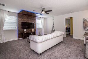 Villa (8903SD  Champions Gate 6  Bedroom 5 B) | Sala de estar | Televisión de pantalla plana 