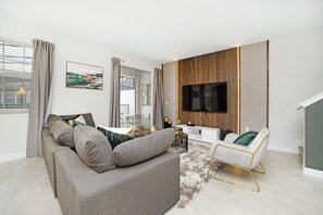 House | Living room | Flat-screen TV