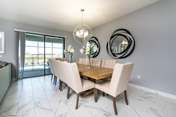 Talo (Luxury Lake View 8 BR Villa With Game) | Yksityinen keittiö | Jääkaappi, mikroaaltouuni, keittoastiat/astiat/ruokailuvälineet