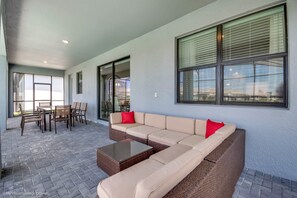 House (Luxury Lake View 8 BR Villa With Game) | Living room | Flat-screen TV - 8 BR Villa With Games Room (Orlando)