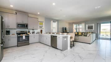 House (Luxury Lake View 8 BR Villa With Game) | Private kitchen | Fridge, microwave, cookware/dishes/utensils