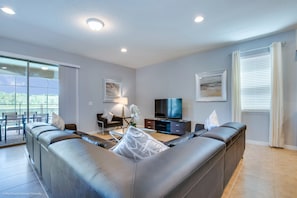 Villa (Luxury 8 Bedroom Private Pool, Game R) | Living room