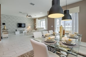 Villa (Brand New 6 Bedroom *Disney Area* Pri) | Private kitchen