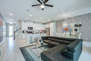 บ้านพัก (Orlando Newest Resort Community Town) | ห้องนั่งเล่น | ทีวีจอแบน, เครื่องเล่นดีวีดี