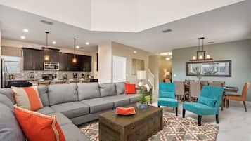 Casa (Storey Lake IHR 2022) | Sala de estar | Televisión de pantalla plana