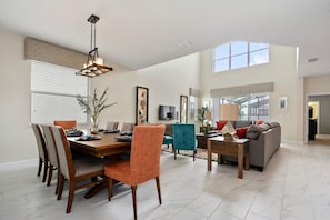 Maison (Storey Lake IHR 2022) | Cuisine privée | Réfrigérateur, four à micro-ondes, vaisselle et ustensiles