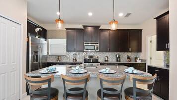 Casa (Storey Lake IHR 2022) | Cocina privada | Refrigerador, microondas y utensilios de cocina