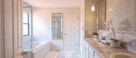 Villa | Baño | Toallas, jabón, shampoo, papel de baño